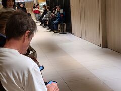 銀座SIX4階の大好きな中村藤吉本店に
お付き合いしていただいたら
ここも長い行列でした（涙