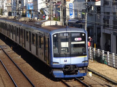 東急線に乗って、大田区の多摩川駅へ往く。
この写真は田園調布と自由が丘の中間あたりで撮影。
歩道橋から安全に撮影できるが、付近に学校があるので、長時間撮影しないほうがよい。