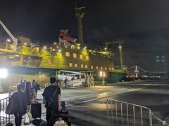 まずは、竹芝桟橋より東海汽船で八丈島行きの船に乗り込みます。御蔵島は条件付き、というかこの時期条件がつかないことはないそう(^^ゞ