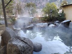 露天岩風呂
一晩経って、周りと床石もだいぶ温まっています。
