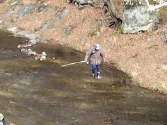箒川を見ると、釣り人発見！
あれ？ 禁漁期ではないのかな？
ルアー・フライ専用区でリリースすればこの時期でも良いのかな。