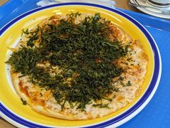 空港レストラン「アカコッコ」でビザをツマミつつ、最終のフライトを待ちます