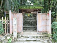 詩仙堂に着きました。時間が早いせいか、この通り全く並んでいません。道路もスカスカ状態だったので結構早く着きました。時刻は8：35。よし、まず、初期の目的達成。ここが入口なんですが、周囲を見ても誰もいません。ひょっとして、私が一番乗り？と思いましたが、上の方で話し声が聞こえたので、そうか、ここはまだ階段を上って上まで行っていいんだとわかり、歩いて行くと、何と3名の方が先に来ていました。でも、ここにいる方は、話を聞いているうちに全員仲間であることがわかりました。要するに、一番乗りすると詩仙堂の宣材写真と同じ半額縁写真を撮れるんですよ。