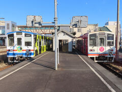 関東鉄道のホーム。ＪＲ水戸線をはさんで向こう側に真岡鉄道のホームがあります。