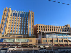 15:24「小山駅」のホームから。目の前にたいそう立派な建物。「白鴎大学」でした。15:28発の宇都宮行きに乗ります。