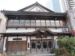 「旅館藤江」の看板。伝統的な建築です、登録とかされているんでしょうか。調べると「史跡」とあったので、もう営業はしていないみたいです。ぜひこのまま保存を。