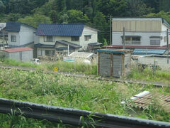 羽前沼沢駅は道路からホームが見えた。