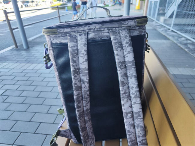 あー・・・疲れた！！重いんだよこのリュック。<br />見ての通り通気性ゼロだしとりあえずツーリングバッグを背負えるようになってるだけ。でも他にこういう2wayバッグないんだよね。<br />需要ありそうなんだがリュック型のはコレ以外に見ないな。