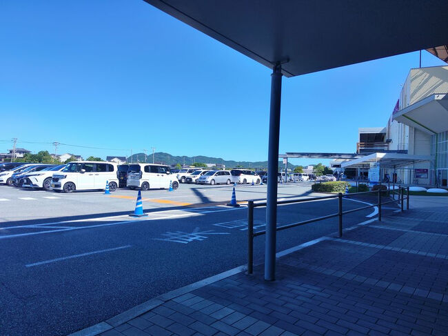 結構さ入口にはタクシー来るんだけど客降ろしたあとこっち来ないな？