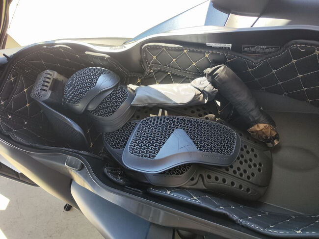 さあ荷造りしないと、メットインの中の満杯の荷物を取り出したりプロテクターをジャケットに仕込んだり・・・これ地味にめんどいんだよ。しかも炎天下で暑いんだ( ﾟдﾟ )<br /><br /><br />メットインあるバイクでよかった！これをリュックにいれて持ち運ぶの難しいし重量的にもきっつい。