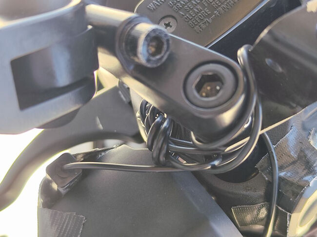 これ純正ミラーじゃないから結構固めにシメてるんだぜ？<br />結構強めに押さないとズレないんが・・・・まあ傷はないからいいや。