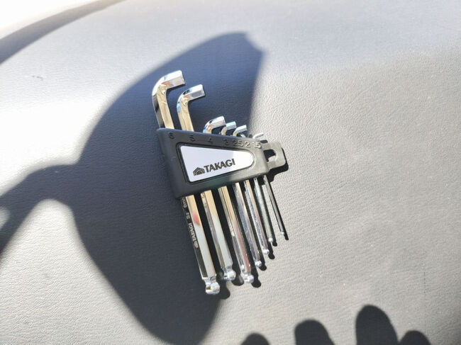 スパナが必要なんだがそこまで大きい工具はない。<br />マイナスドライバー一本持ってるだけで逮捕された事件があったから持たないようにしてるんだよな・・・困ったな。<br /><br /><br /><br />無理やり腕力で回したらなんとかなったｗ最後は力が物を言うｗｗ