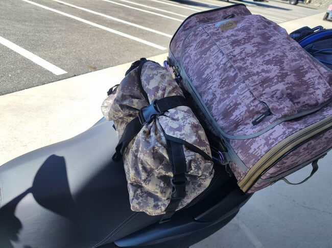 ツーリングバッグの前にバイクカバーを入れたバッグを固定して「背もたれ」にしてみた、どうかな？うまくいけばかなり疲れが軽減されると思う。