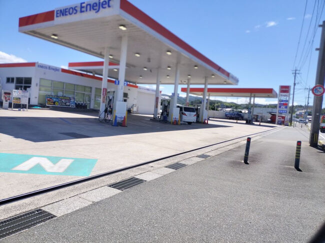 おっと、ガソリン入れてかないとな。<br />トリシティでやってきたあの九州ツーリングとは違ってエックスちゃんは1回の給油で500km走れる。