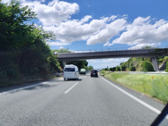 渋滞をぬけても全体的に混んでるな、全速で走るのは難しい。