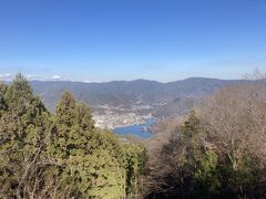 さらに5分進むと大明神山展望台

相模湖や景信山が見えます。