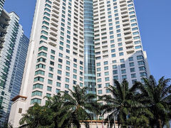 屋台街を突き進んだ先にあるアヤナホテル。
ここはうちの日本の会社の役員クラスがジャカルタに泊まる時の定宿です。ちなみに小職はインドネシアに駐在してから最初の1年ちょっとはアヤナ・グループに所属しているホテルに住んでました。
