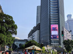 通りに戻って巨大ショッピングモールのグランド・インドネシアの入口付近。グランド・インドネシアは面積が広すぎてインドネシアに来て最初の頃はモールの中でよく迷子になりました。
