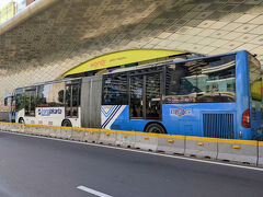 駅に停車中のトランスジャカルタの2連結バス！