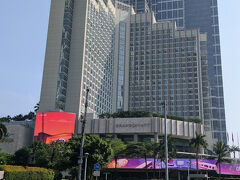 正面の建物はタムリン噴水広場に隣接しているグランドハイアット（高級ホテル）
