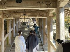 帰路のルートは、登廊を通らないのですが、私は通っていなかったので皆さんと逆行しながら下りて行くと、白無垢姿のお嫁さんに出会えました(*^^*)
それも香港の形でしたー！