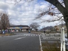 町田街道を通り、津久井湖湖畔の花の園地に立ち寄ります。
直売野菜やオギノパンなどが売られていました。
前に日の余り物かな？パンが半額だったのでお昼用に購入します。