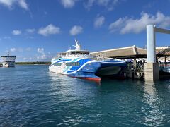 ■石垣港離島ターミナル (沖縄県石垣市)

滞在先のホテルでぐっすりと寝て、翌朝からスタート。

石垣港のフェリーターミナルにやってきました。石垣港からは竹富島行きのフェリーに乗船します。