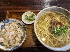■そば処 竹乃子

朝から自転車で島内をぐるりと巡り、お腹が空いたので、お昼ご飯。八重山そばの人気店、「竹乃子」さんで八重山そばと炊き込みご飯・ジューシーのセットを頂きました。

人気店ゆえ、11時でも店外に行列ができていて、30分ほど待って入店しました。

スープはあっさりめで、暑い夏でもぺろりと頂ける美味しさでした。
