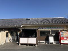 昨日立ち寄った道の駅で少しお土産を購入。
地元の手づくり品も多くあります。
よもぎ餅がとても美味しかったです。
知らない土地の道の駅は楽しいですね。