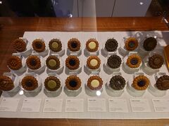 
図書館を抜けて奥へ進み【現代百貨店　貿易センター店】へ
そのままデパ地下へ繋がっていました
『薬菓』買いたくて、事前調べはしてませんでしたが、デパ地下に伝統菓子売ってるはず！と
日本で和菓子売ってないデパート無いですもん
特にブランドの拘りも無く、デパートのちょっと高級な美味しい薬菓買いたいな♪

フォトジェニックな薬菓が有りました(⁠｡⁠♡⁠‿⁠♡⁠｡⁠)
あらやだ！可愛い♡

【Saint Gout de pain】薬菓ブランド
気になって後から調べました
贈答用の箱入、個買いと出来たので、娘と2個づつ買いました
