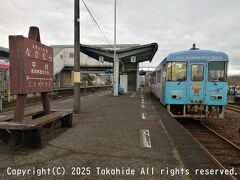 中村駅

土佐清水市ラッピングの8000形TKT-8012窪川行きに乗車します。
車両先頭部中央に描かれているのは高知県観光キャラクターのジョン万次郎です。

中村駅：https://www.tosakuro.com/nakamura
中村駅：https://ja.wikipedia.org/wiki/%E4%B8%AD%E6%9D%91%E9%A7%85
土佐清水市：https://www.city.tosashimizu.kochi.jp
土佐清水市：https://ja.wikipedia.org/wiki/%E5%9C%9F%E4%BD%90%E6%B8%85%E6%B0%B4%E5%B8%82
8000形：https://ja.wikipedia.org/wiki/%E5%9C%9F%E4%BD%90%E3%81%8F%E3%82%8D%E3%81%97%E3%81%8A%E9%89%84%E9%81%93TKT-8000%E5%BD%A2%E6%B0%97%E5%8B%95%E8%BB%8A
TKT-8012：https://raillab.jp/car/67213
窪川駅：https://ja.wikipedia.org/wiki/%E7%AA%AA%E5%B7%9D%E9%A7%85
高知県観光キャラクター：https://mangaoukoku-tosa.jp/old/articles/page9e7d.html
ジョン万次郎：https://www.johnmung.info
ジョン万次郎：https://ja.wikipedia.org/wiki/%E3%82%B8%E3%83%A7%E3%83%B3%E4%B8%87%E6%AC%A1%E9%83%8E