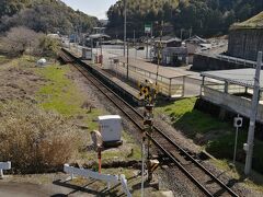 務田駅

坂を下りて宇和島鉄道の線路跡であろう道を進んで県道31号に出ます。
左折して井関邦三郎翁出生之地記念碑を右折し務田橋を渡って北進してもよかったのですが、右折して務田交差点を左手前に入りました。
写真左下ガードレールの切れている付近から手前に宇和島鉄道の線路跡と思われる道が県道31号と交差して多福院の方に延びています。


務田駅：https://ja.wikipedia.org/wiki/%E5%8B%99%E7%94%B0%E9%A7%85
県道31号：https://ja.wikipedia.org/wiki/%E6%84%9B%E5%AA%9B%E7%9C%8C%E9%81%9331%E5%8F%B7%E5%AE%87%E5%92%8C%E4%B8%89%E9%96%93%E7%B7%9A
井関邦三郎：https://i-manabi.jp/pdf/museum/007.pdf
井関邦三郎：https://ja.wikipedia.org/wiki/%E4%BA%95%E9%96%A2%E9%82%A6%E4%B8%89%E9%83%8E