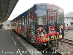 伊予大洲駅

内子から列車で伊予大洲に戻ります。
乗車したのはキハ32 5です。
鬼北町PRのラッピングが施された鬼列車です。
内子駅は既に駅員がいない時間だったため駅スタンプを押すことが出来ませんでした。


伊予大洲駅：https://www.jr-shikoku.co.jp/01_trainbus/kakueki/iyozu/
伊予大洲駅：https://ja.wikipedia.org/wiki/%E4%BC%8A%E4%BA%88%E5%A4%A7%E6%B4%B2%E9%A7%85
キハ32：https://ja.wikipedia.org/wiki/%E5%9B%BD%E9%89%84%E3%82%AD%E3%83%8F32%E5%BD%A2%E6%B0%97%E5%8B%95%E8%BB%8A
キハ32 5：https://raillab.jp/car/53794
鬼北町：https://www.town.kihoku.ehime.jp
鬼北町：https://ja.wikipedia.org/wiki/%E9%AC%BC%E5%8C%97%E7%94%BA
鬼列車：https://www.jr-shikoku.co.jp/yodo_line/demon.html
駅スタンプ：https://ja.wikipedia.org/wiki/%E9%A7%85%E3%82%B9%E3%82%BF%E3%83%B3%E3%83%97