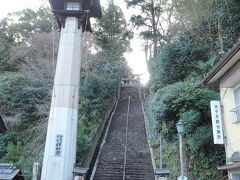 大洲神社

前日と逆ルートを辿り、国道441号に合流する手前を左に入って立ち寄りました。
階段下に昭和天皇即位記念の巨大な灯籠が立っています。


大洲神社：https://oozujinja.jp
大洲神社：https://jp.visitozu.com/archives/highlight/180
国道441号：https://ja.wikipedia.org/wiki/%E5%9B%BD%E9%81%93441%E5%8F%B7
昭和天皇：https://ja.wikipedia.org/wiki/%E6%98%AD%E5%92%8C%E5%A4%A9%E7%9A%87