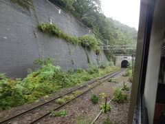 湯檜曽を発車。
上越線新潟方面下り列車が走る新清水トンネルの群馬県側の開口部が見えます。
13kmの長いトンネルで、出口は新潟県土樽です。