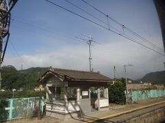 群馬県利根郡みなかみ町上牧。
上牧に停車。

今から95年前の昭和3年(1928年)10月30日開業。
開業時からあると思われる小さな待合室が歴史を醸し出していますね。