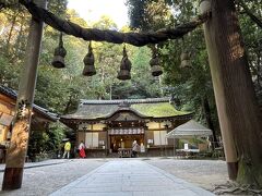 狭井神社(さい)にやって来ました。
病気平癒の霊験あらたかな神様、大神荒魂大神をお祀りしています。
そして薬井戸から湧き出るご神水が左奥にあります。