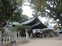千光寺山ロープウェイに乗って見ようかと思ったら、点検整備中で、しばらく休業とのこと。
ロープウェイ横の艮神社です。大きな楠が。