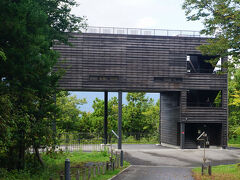 ●トキのテラス

ここは、佐渡で生息しているトキを観察する施設。
と同時に、国中平野を展望できる施設です。

