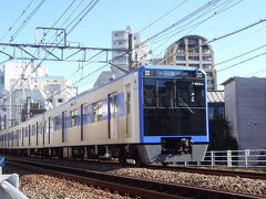 奥沢駅付近、都営三田線はほぼこの電車に統一された。