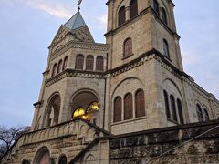 その後、
宇都宮のカトリック松が峰教会の聖堂に
寄ってくださいました。
なんと壮麗な外観。