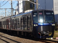 相鉄車使用の直通急行。東武東上線川越市発相鉄いずみ野線湘南台行10両編成。30分毎の運転。
自由が丘駅付近で。
昭和の頃の運輸審議会答申では、東急東横線は、混雑緩和の為、田園調布から日吉の間を複々線化し、当時の目蒲線を乗り入れさせ、同時に目蒲線を多摩川駅で分離し目黒線としたうえで、地下鉄南北線と都営三田線に直通させる計画であった。
平成、それも2000年になってから発案された運輸審議会答申（18号答申）で、新たに、「神奈川東部方面線」計画が盛り込まれた。これが、現在の相鉄・東急新横浜線区間で、まず日吉駅で止まっている東急目黒線を延伸、地下新線を建設し、新横浜駅・羽沢横浜国大駅を経由し相鉄線西谷駅へ至る路線として計画、2023年に開業した。
以降、東急目黒線と東横線からそれぞれ30分間隔で相鉄直通が運行されている。


