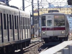 東武車9000形の特急Ｆライナーが相鉄車と離合。
東急の田園調布から日吉の間の複々線区間は、東武、西武、東急、東京メトロ、都営地下鉄、埼玉高速、横浜高速、そして相鉄と多数の事業者の電車が往来する楽しい路線になった。