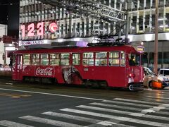 帰りはとさでんに乗って帰りましょう。１駅だけですが。レトロなスタイリングにコークイメージカラーリングがばっちり決まってます。