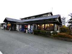 夕食はホテルからほど近いうどん屋さんへ。