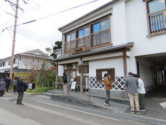 うなぎの蒸籠蒸しを食べに有名店の若松屋へ。
たくさんの人が整理券を持って回りで待っています。