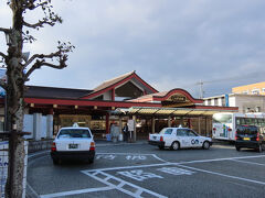 なかなかの観光地らしい駅です。
観光客や参拝客がたくさん来るのでしょうね。