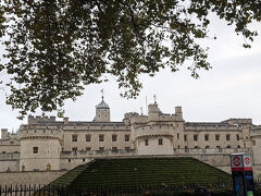 お城かと思ったらロンドン塔でした。
正式には「国王陛下のロンドン塔の宮殿および要塞」と言うそうです。
なるほど…。