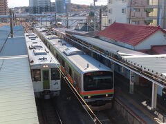 跨線橋から見ると、赤い屋根だけ見えました。うう、一歩遅かったなぁ…。