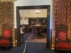 ベンの家より上は道幅も細くて電動アシストでもチャリじゃ登れなかった・・・
単なる重い機械となったチャリをひーこら押しながら山手八番館へ到着
普通にベンの家辺りにとめとけば良かったですね・・

願いが叶うというサターンの椅子